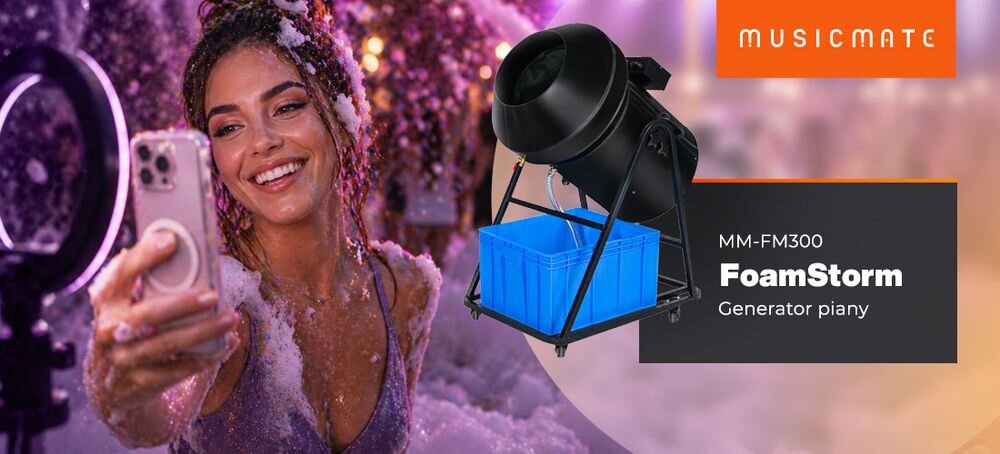 Kobieta robiąca selfie w otoczeniu piany, obok widoczny jest generator piany MUSICMATE MM-FM300 FoamStorm z niebieskim pojemnikiem. W prawym górnym rogu znajduje się logo MUSICMATE.