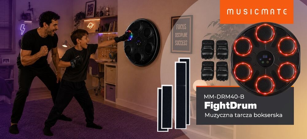 Dwóch ludzi ćwiczy z muzyczną tarczą bokserską zamontowaną na ścianie, która jest podświetlona na czerwono. Obok widoczny jest napis \'MUSICMATE MM-DRM40-B FightDrum Muzyczna tarcza bokserska\'.
