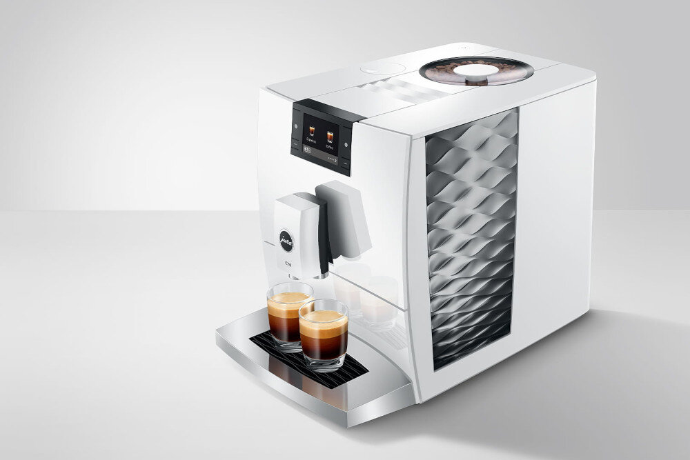 Ekspres JURA C9 Piano Biały W kompaktowej formie Wypukło-wklęsły front faliste kontury chromowaną tackę na filiżanki detal harmonia prostota pojemność