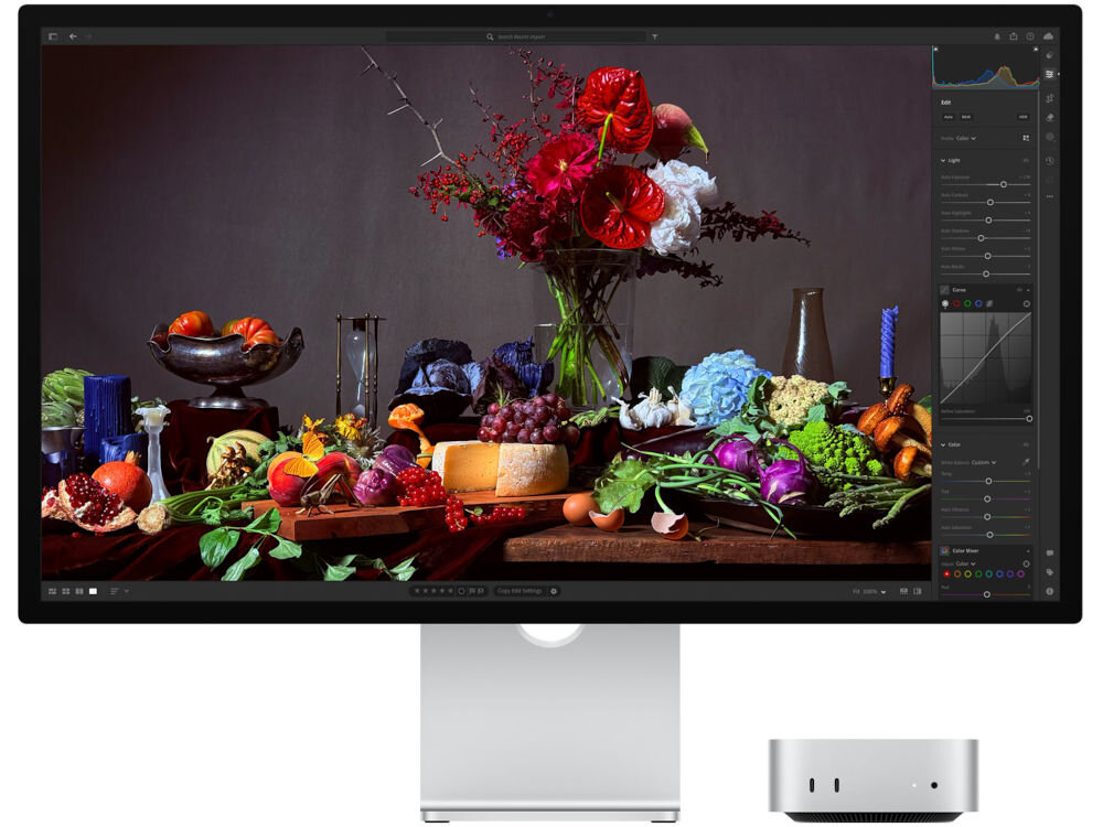 Monitor APPLE Studio Display Monitor Apple Studio Display obok komputera Mac Studio z wyświetlonym interfejsem edycji zdjęcia martwej natury z kwiatami.