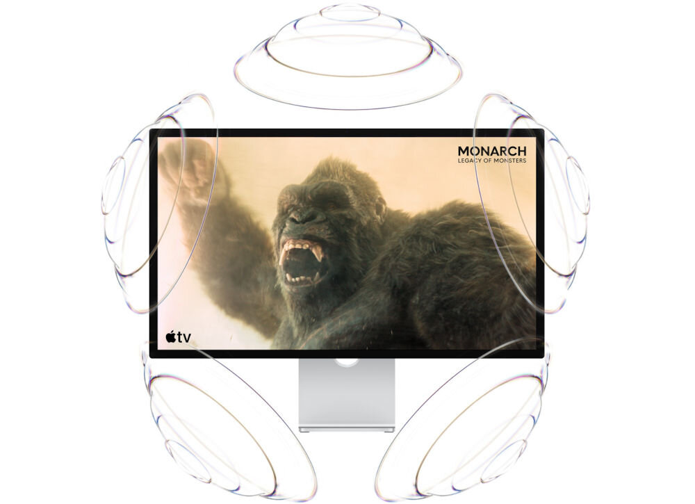 Monitor APPLE Studio Display Monitor Apple Studio Display z grafiką promującą serial Monarch: Dziedzictwo potworów, otoczony wizualizacją fal dźwięku przestrzennego.