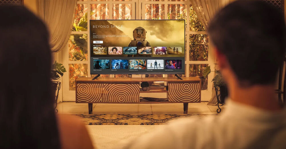 Telewizor KIANO Elegance 43 dźwięk DD+ 5.1 przestrzenny, osoby oglądające program w telewizji, telewizor stojący na komodzie