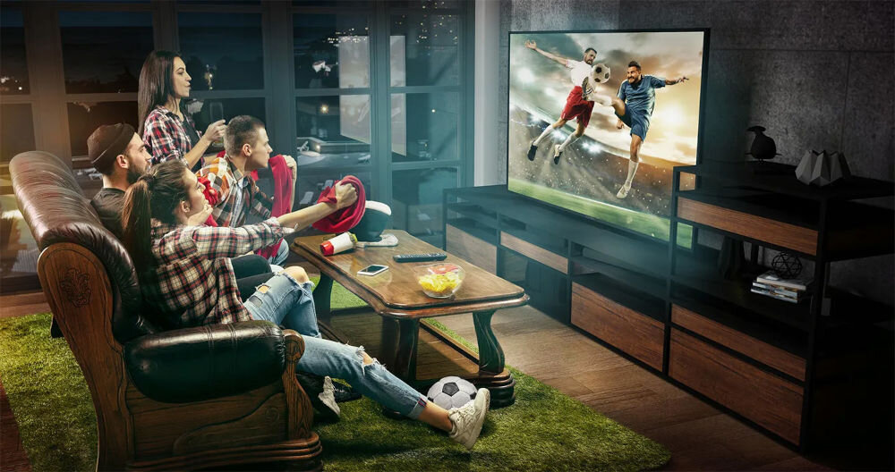 Telewizor KIANO Elegance 43 dynamiczny obraz funkcja gaming, osoby siedzące na kanapie oglądające mecz