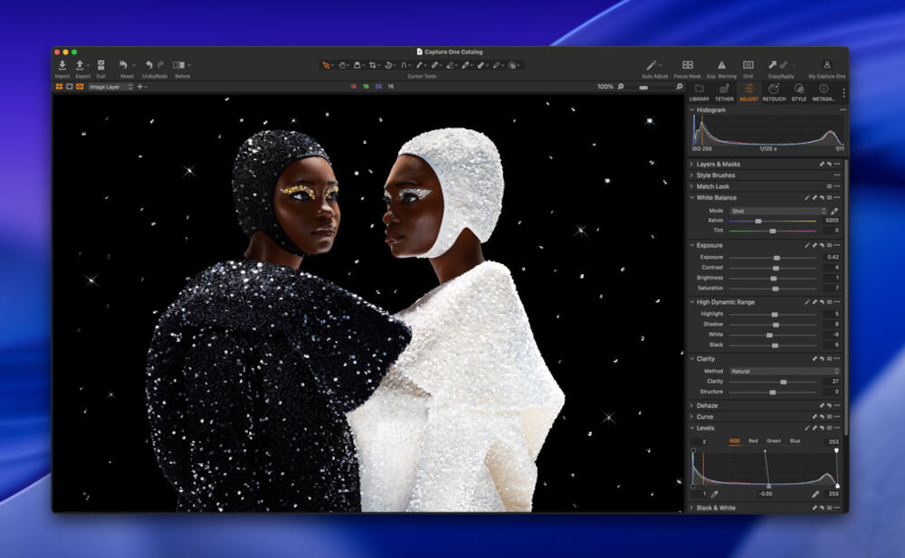 Monitor APPLE Studio Display XDR Interfejs programu Capture One wyświetlający zdjęcie dwóch osób w błyszczących kostiumach na czarnym tle wraz z panelami narzędzi do edycji kolorów i ekspozycji.