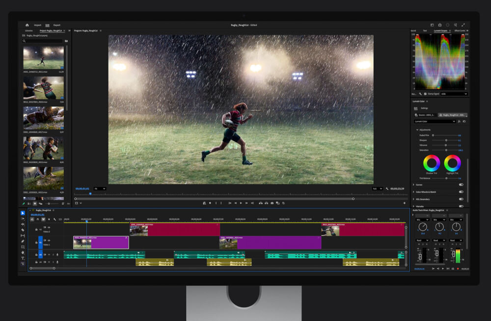 Monitor APPLE Studio Display XDR Ekran monitora z programem do montażu wideo Adobe Premiere Pro, wyświetlający oś czasu oraz scenę z meczu rugby rozgrywanego w deszczu przy sztucznym oświetleniu.