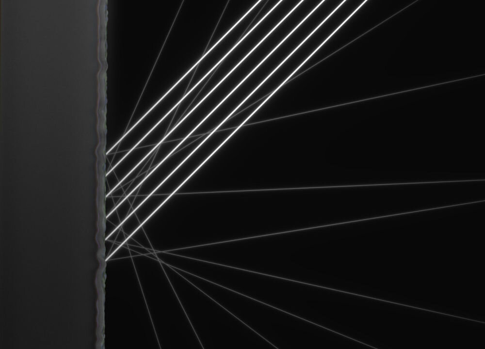 Monitor APPLE Studio Display XDR Ilustracja schematyczna przedstawiająca wiązki światła przechodzące przez krawędź soczewki lub panelu na czarnym tle, demonstrująca precyzyjne załamanie promieni.