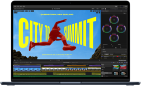 Częściowo widoczny ekran MacBooka Air wyświetlający proces montażu wideo, który demonstruje możliwości czipa M5
