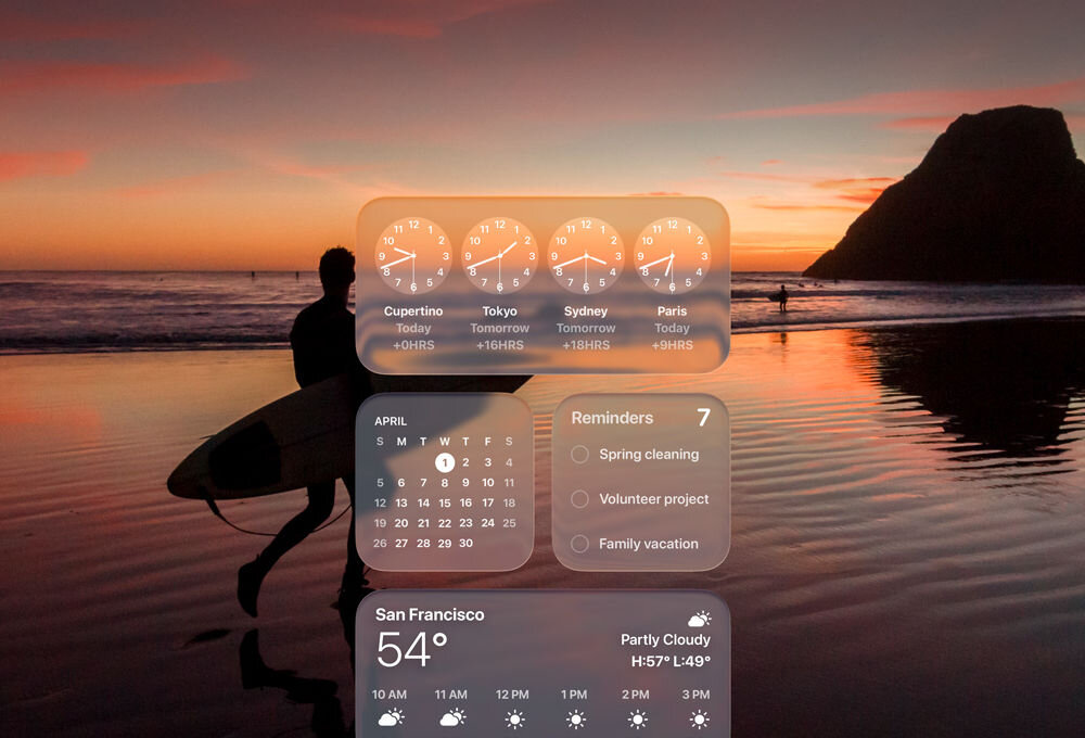 Laptop APPLE MacBook Pro 2026 Ekran blokady systemu macOS z półprzezroczystymi widgetami (zegary światowe, kalendarz, przypomnienia, pogoda) na tle zdjęcia surfera na plaży o zachodzie słońca.
