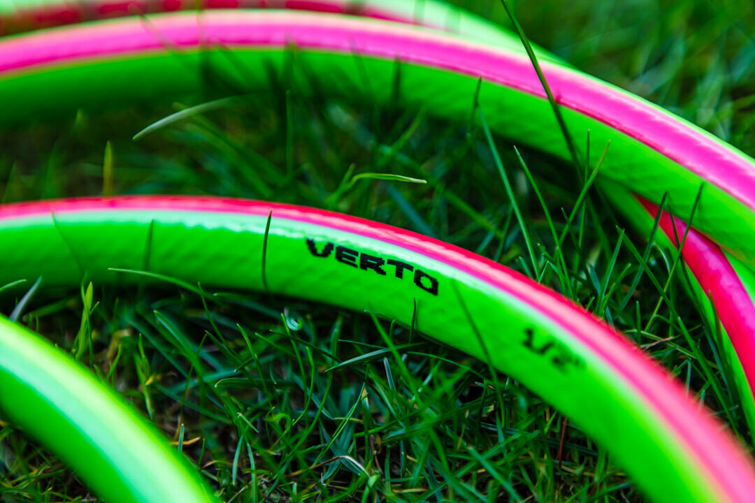 Wąż ogrodowy VERTO Professional 1/2 50 m 15G822, temperatura, pogoda, zakres, elastyczność, na trawniku części rozwiniętego węża z logo VERTO