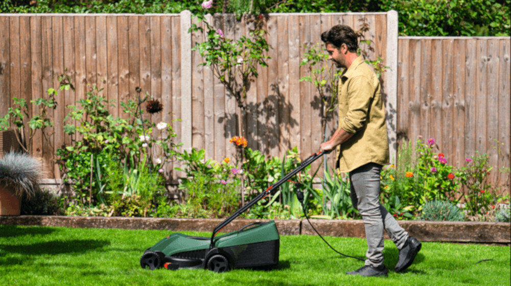 Kosiarka elektryczna BOSCH EasyRotak 32-235 1200 W 320 mm drewniany płot ogród mężczyzna kosi trawnik kwiaty zadbany trawnik piękna trawa wydajny silnik łatwe przechowywanie