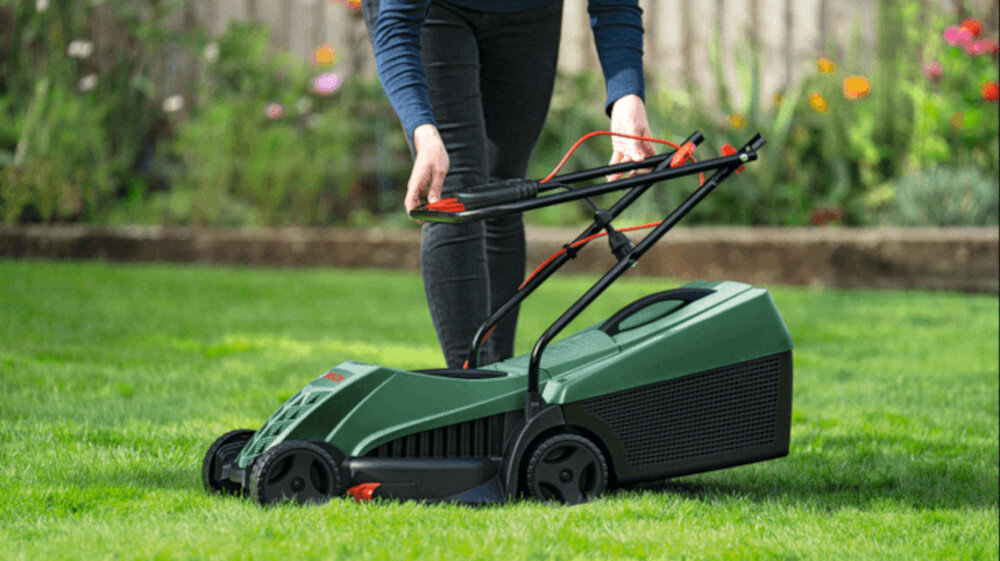 Kosiarka elektryczna BOSCH EasyRotak 32-235 1200 W 320 mm ogród trawnik osoba składa uchwyt w tle kwiaty uchwyt typu Standard zmniejsza obciążenie ramion, pleców i barków możliwość złożenia uchwytu organizacja przestrzeni ułatwia transport