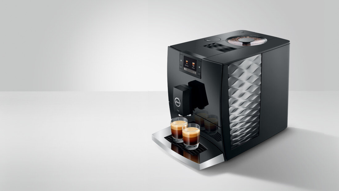 Ekspres JURA C9 Piano Czarny W kompaktowej formie Wypukło-wklęsły front faliste kontury chromowaną tackę na filiżanki detal harmonia prostota pojemność