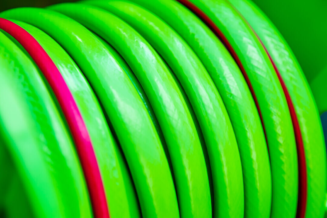 Wąż ogrodowy VERTO Professional 3/4 30 m 15G824, długość, opakowanie, przeniesienie, średnica, zbliżenie na szpulę węża zawiniętą na szpulownik