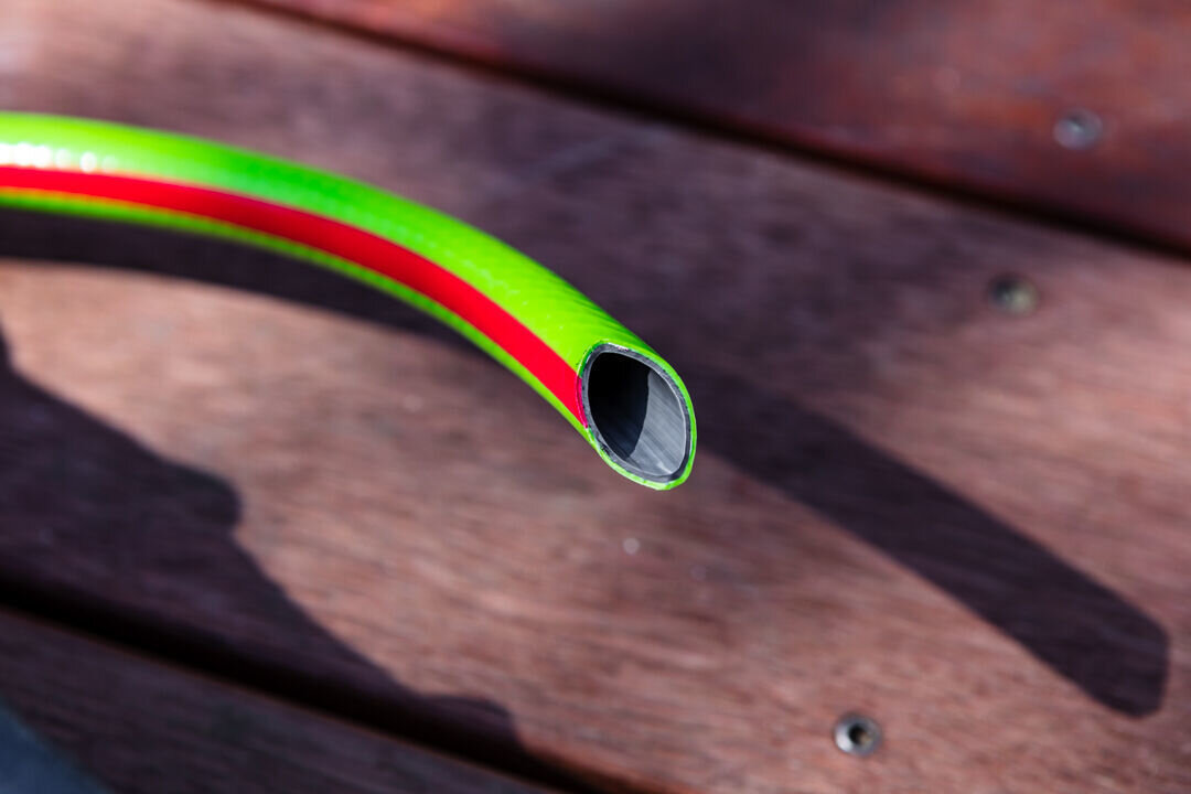 Wąż ogrodowy VERTO Professional 3/4 30 m 15G824, bar, zraszacz, pompy, ciśnienie, zbliżenie na przekrój węża ogrodowego