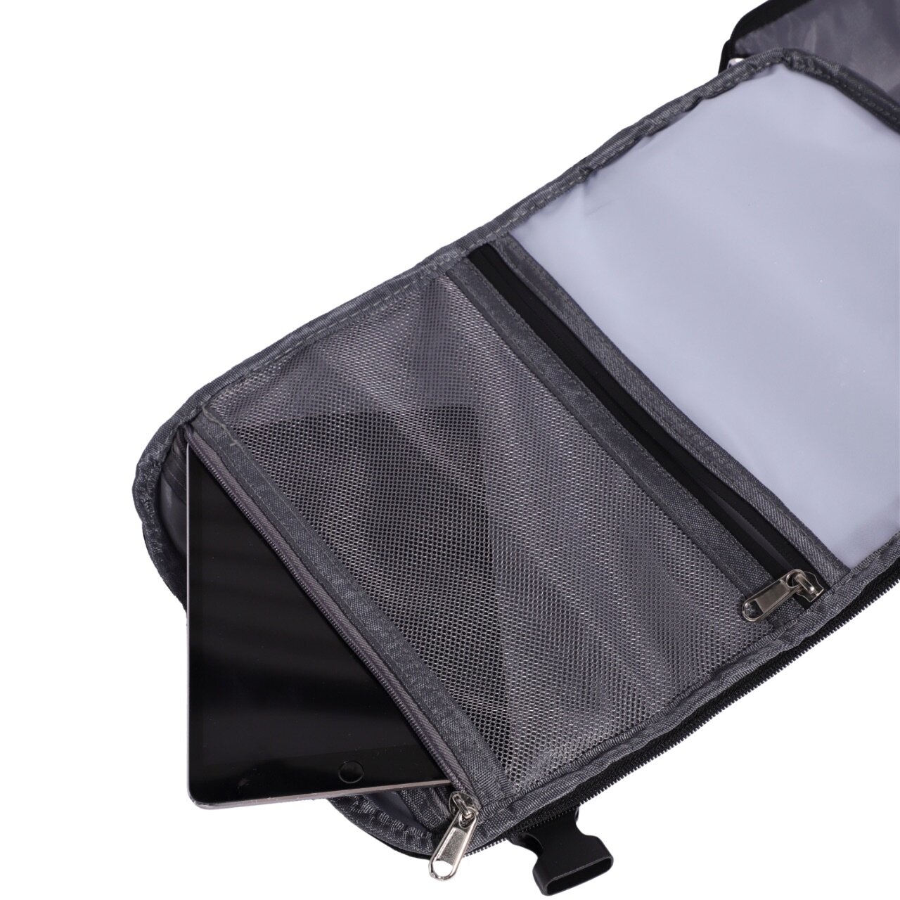 Wnętrze plecaka z widocznymi kieszeniami z siatki i zamkami błyskawicznymi, w jednej z kieszeni znajduje się tablet.
