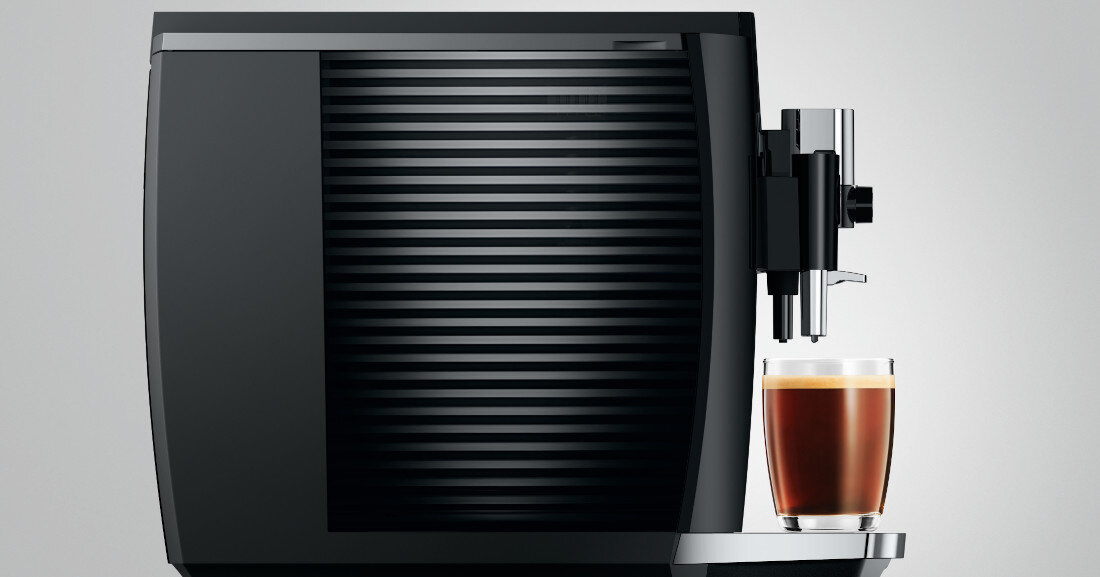 Ekspres JURA E8 Piano Black (EC) symetryczne kształty harmonijne linie staranność detale Elegancki klasyczny design karbowany zbiornik