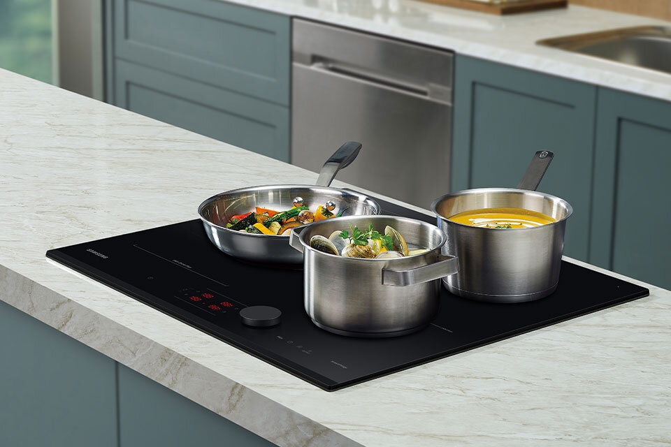 Zdjęcie eleganckiej kuchni wyposażonej w płytę Samsung NZ64B6058GK odnosi się do jej wyglądu i funkcjonalności