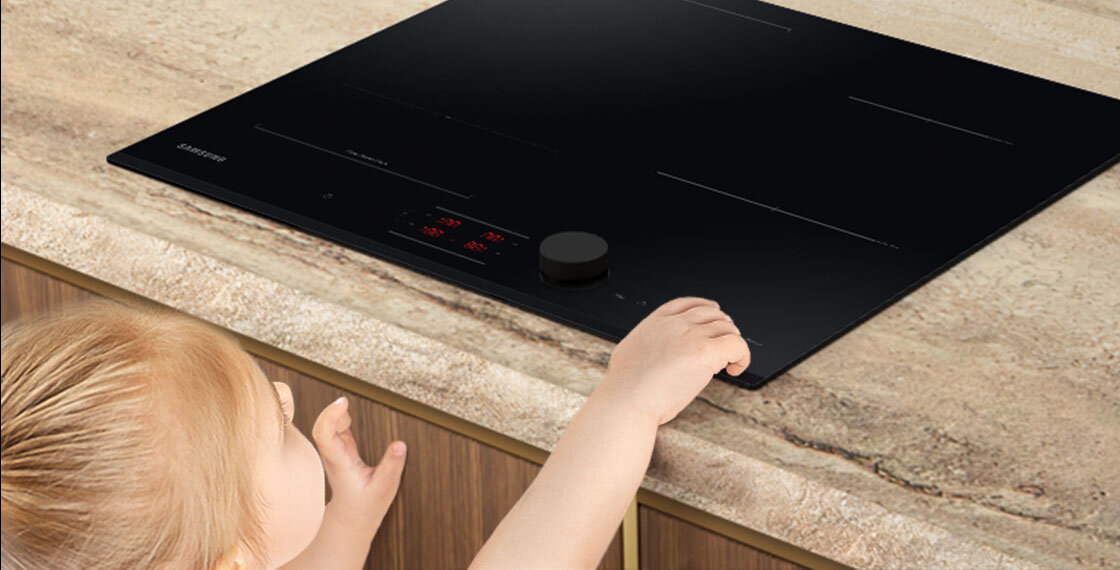 Blokada bezpieczeństwa chroni przed przypadkowym uruchomieniem płyty indukcyjnej Samsung przez dziecko na zdjęciu