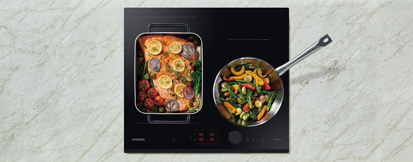 Elegancki wygląd i funkcjonalność zostały przedstawione za pomocą zdjęcia płyty Samsung NZ64B6058GK z oferty Media Expert zastawionej naczyniami z przygotowywanymi potrawami