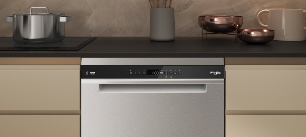 ZMYWARKA WHIRLPOOL W8F HP51X Zdjęcie przedstawia zbliżenie na front zmywarki WHIRLPOOL w zabudowie, z widocznym panelem sterowania pośrodku i logo marki po prawej stronie. Zdjęcie przedstawia także fragment kuchennego blatu z garnkiem na płycie grzewczej po lewej oraz dekoracyjnymi naczyniami i kubkiem po prawej stronie Higiena i bezpieczeństwo SaniRinse opcja Antybakteryjna Program Dezynfekcja silnik inwerterowy Opcja Silent zabezpieczenie przed dziećmi