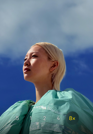 Aplikacja Aparat na iPhonie 17 Pro, zoom optyczny 0,5x, 1x, 2x, 4x i 8x, wybrany jest zoom 8x