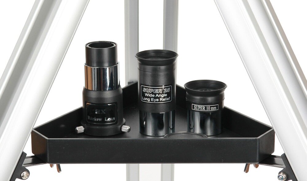 Na obrazie widoczne są trzy okulary teleskopowe umieszczone na czarnej półce. Na okularach znajdują się napisy: \'Barlow Lens\', \'SUPER 25 Wide Angle Long Eye Relief\' oraz \'SUPER 10 mm\'.