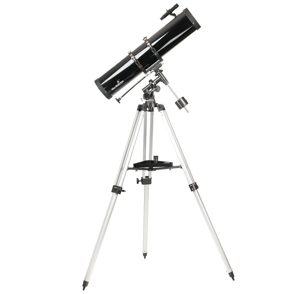 Na obrazie widoczny jest teleskop na trójnogu z czarną tubą optyczną i srebrnym statywem. Na tubie znajduje się logo \'Sky-Watcher\'.