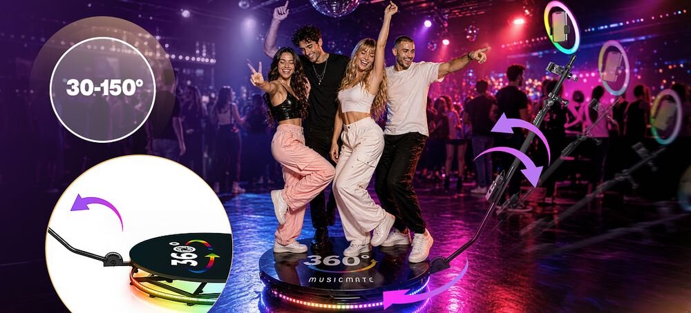 Fotobudka 360° MUSICMATE MM-FB100 PartySpin regulacja ramienia i platforma 100 cm, osoby sotjące na fotobudce która stoi na parkiecie