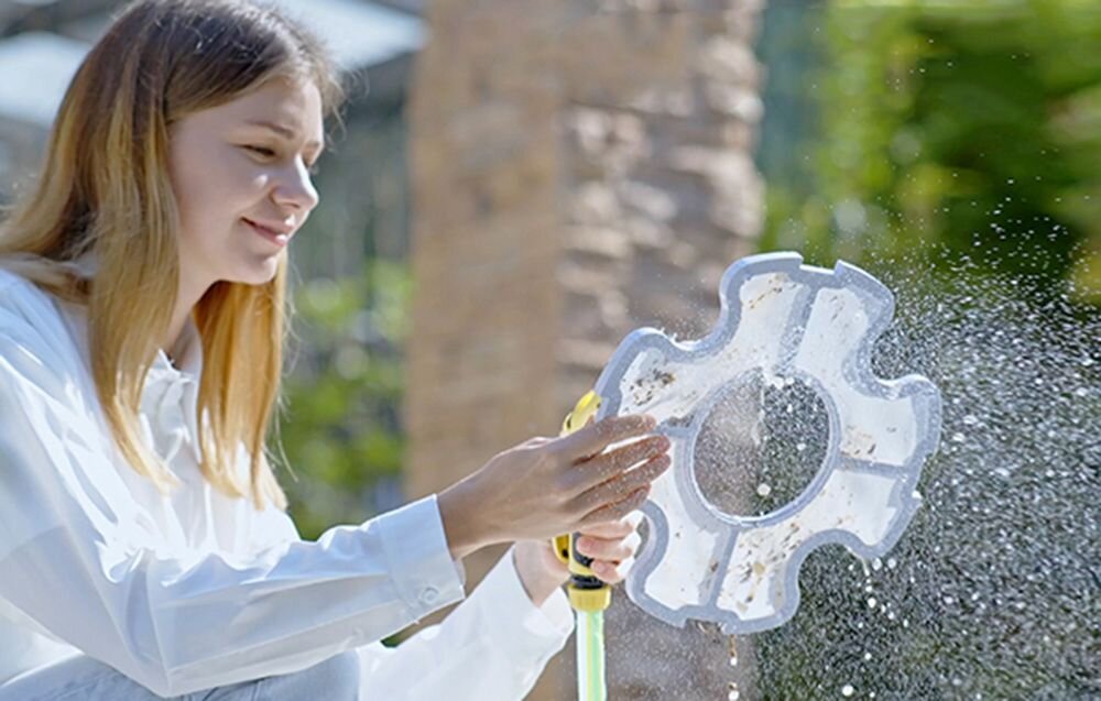 Robot do czyszczenia basenów WYBOT Winny 200, piankowy, 180µm, dwupoziomowy, opłukiwanie, Kobieta płucze wodą z węża ogrodowego filtr robota basenowego Winny.