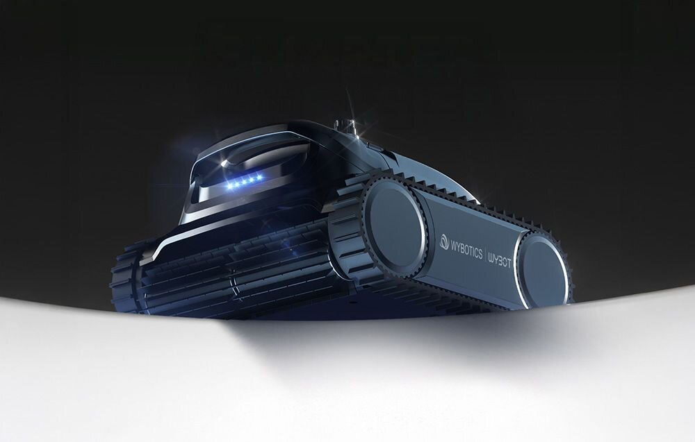 Na obrazie widoczny jest robot do czyszczenia basenów z gąsienicami i podświetleniem LED. Na boku urządzenia znajduje się logo \'WYBOTICS\'.