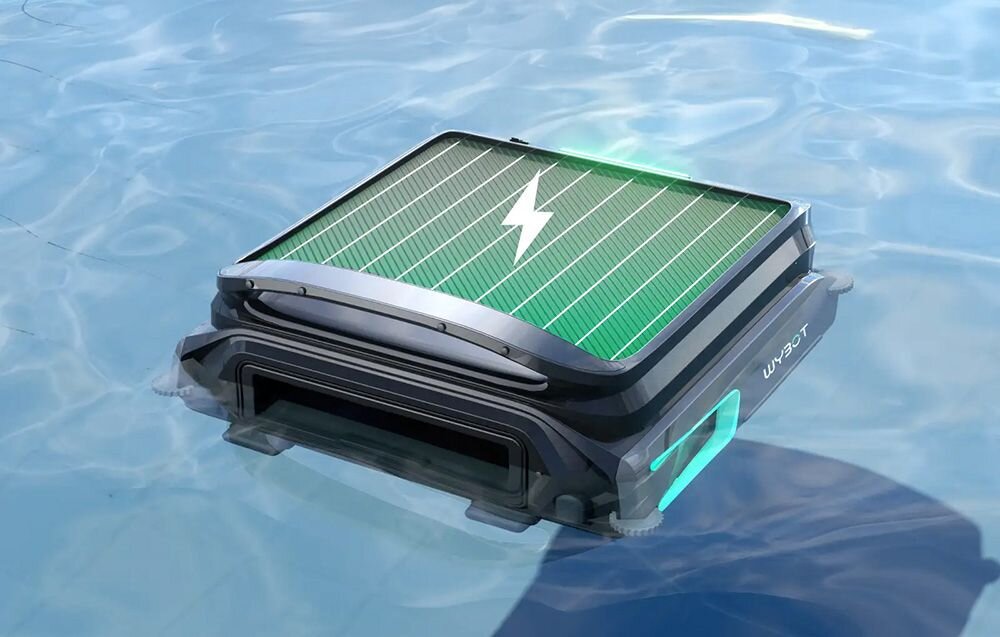 Na wodzie unosi się urządzenie z zielonym panelem i symbolem błyskawicy na górze. Na boku widoczny jest napis \'WYBOT\'.