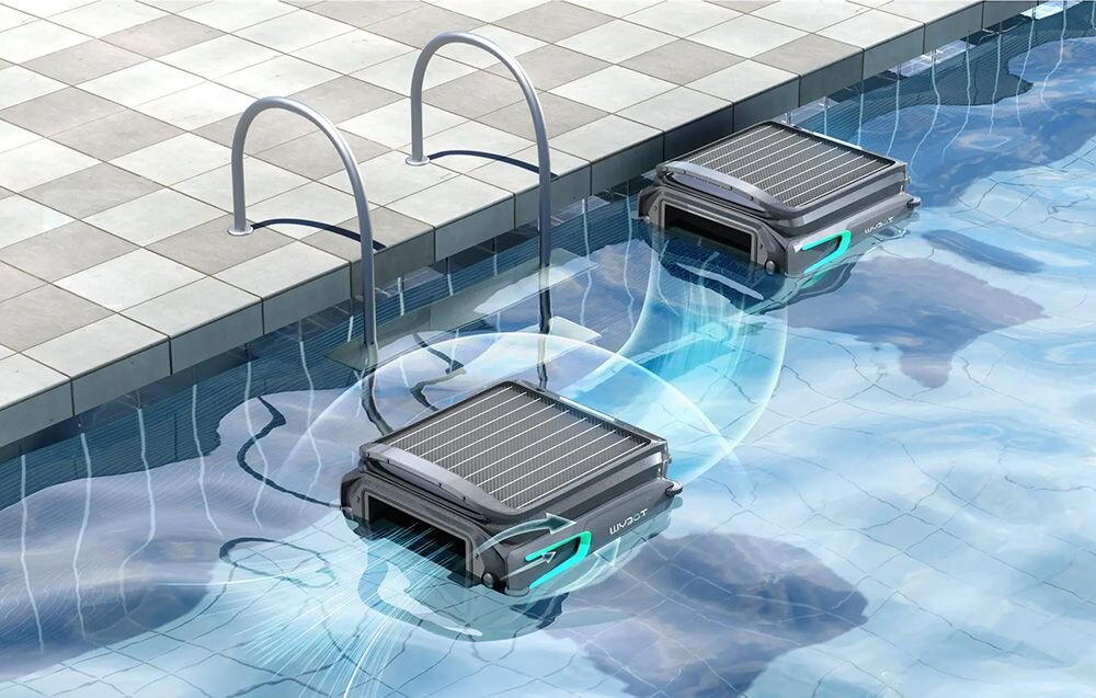 Dwa roboty do czyszczenia basenów znajdują się w wodzie przy krawędzi basenu. Na jednym z robotów widoczny jest napis \'WYBOT F1\'.