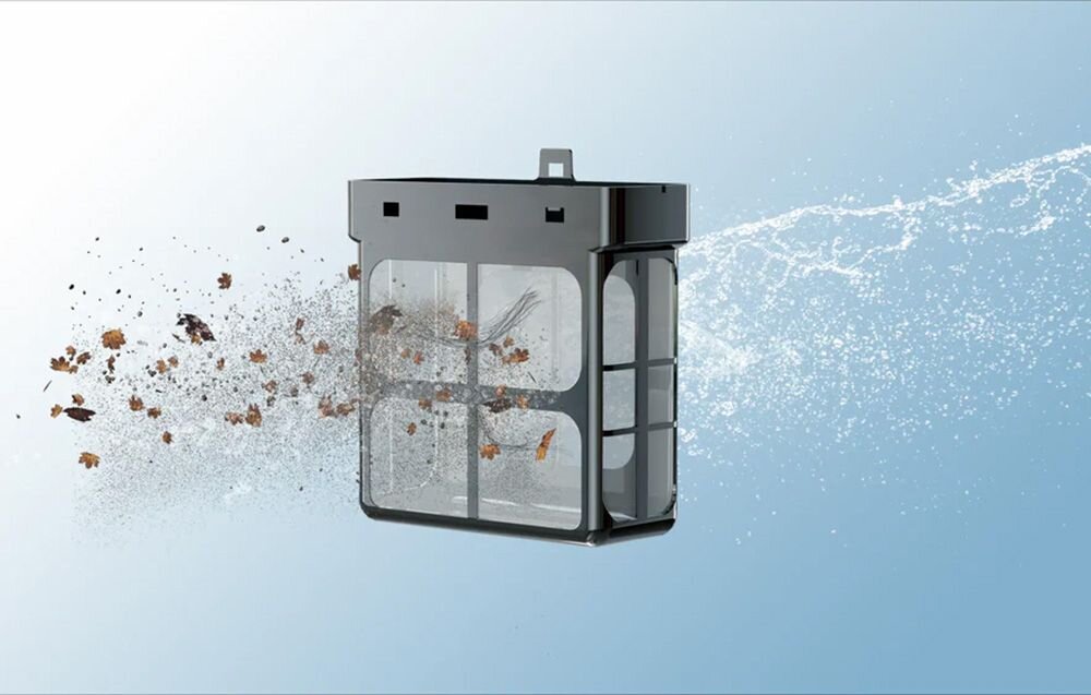 Obraz przedstawia filtr do robota czyszczącego, przez który przepływa woda z zanieczyszczeniami. W tle widać rozpryskującą się wodę na jasnym tle.