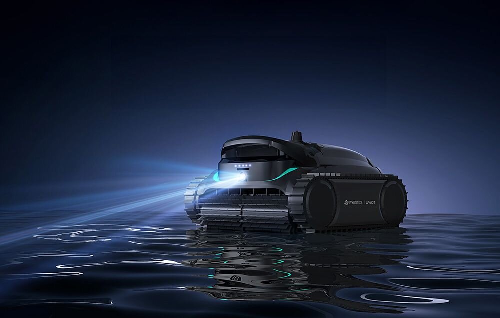 Robot do czyszczenia basenów WYBOT M2, Odkurzacz basenowy Wybot M2 unoszący się na pofalowanej tafli wody z włączonym reflektorem, robot, basen, wygoda, bezprzewodowo