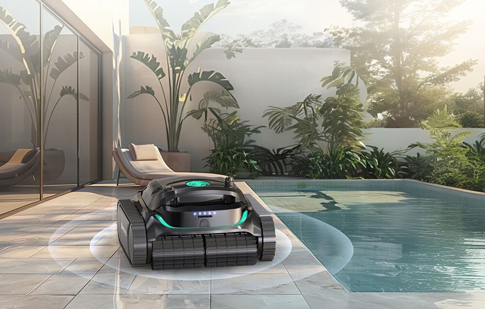 Robot do czyszczenia basenów WYBOT M2, Urządzenie Wybot M2 stoi na krawędzi przydomowego basenu w słoneczny dzień, mapowanie, czujniki, trasa, precyzja
