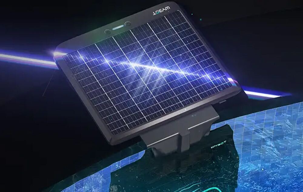 Obraz przedstawia panel słoneczny z logo \'WYBOT\' umieszczony na urządzeniu nad powierzchnią wody. W tle widoczny jest efekt świetlny w postaci jasnej linii.