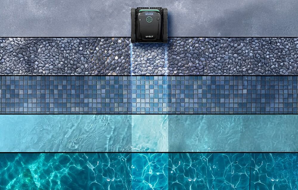 Robot do czyszczenia basenów porusza się po powierzchni z kamieniami, a poniżej widoczne są różne tekstury i kolory wody basenowej. Na robocie widoczne jest logo \'WYBOT\'.