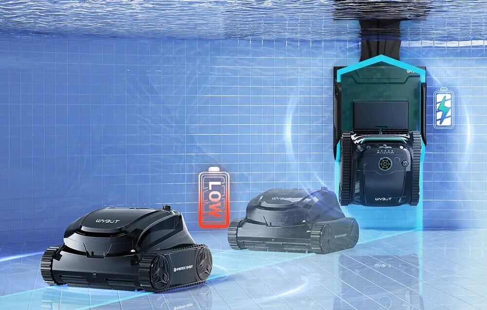 Obraz przedstawia robota do czyszczenia basenów z logo \'WYBOT\', który porusza się po dnie basenu. Obok robota widoczne są ikony baterii z napisami \'LOW\' i symbol ładowania.