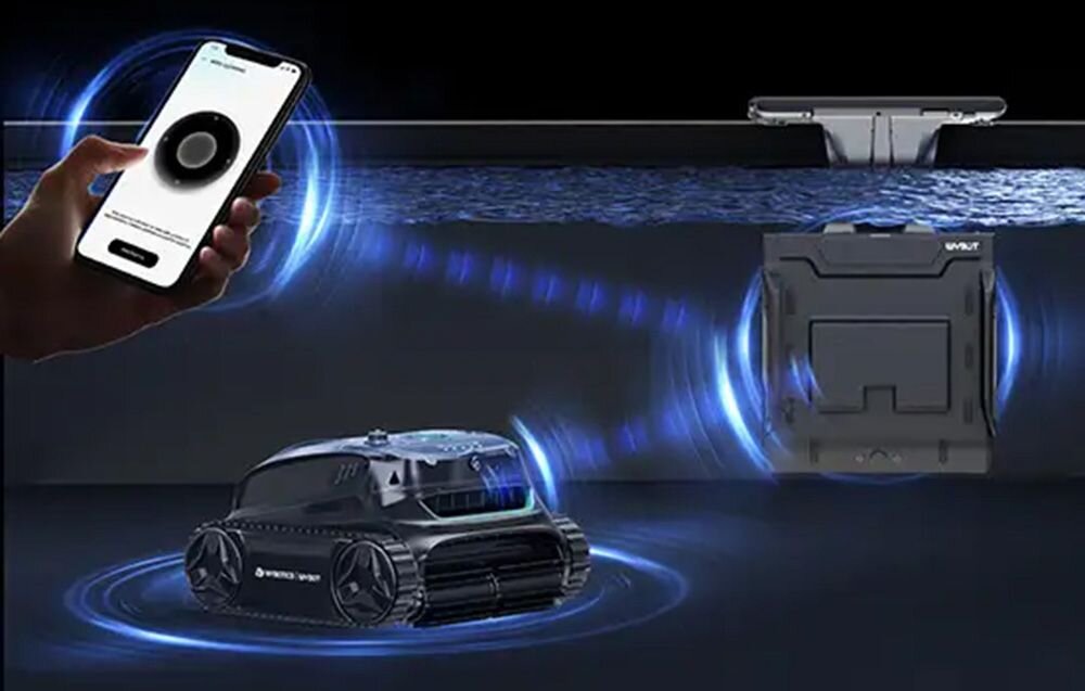 Obraz przedstawia robota do czyszczenia basenów w wodzie, z widocznymi falami sygnału. Obok znajduje się ręka trzymająca smartfon z aplikacją, a na urządzeniu widoczne jest logo \'WYBOT\'.