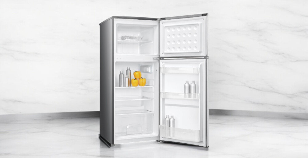 LODÓWKA MPM-125-CZ-11 E Funkcjonalność porządek wyposażenie przestronność komfort użytkowania wnętrze 3 półki pojemnik na warzywa owoce wysuwana szuflada pojemnik na jajka łatwy dostęp pojemność