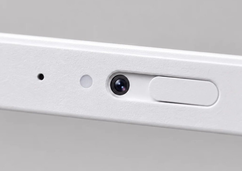 Komputer All in One ACER Aspire S27 AI S27B-UGLNL Zbliżenie na górną ramkę monitora z wbudowanym obiektywem kamery oraz przesuwną osłoną prywatności