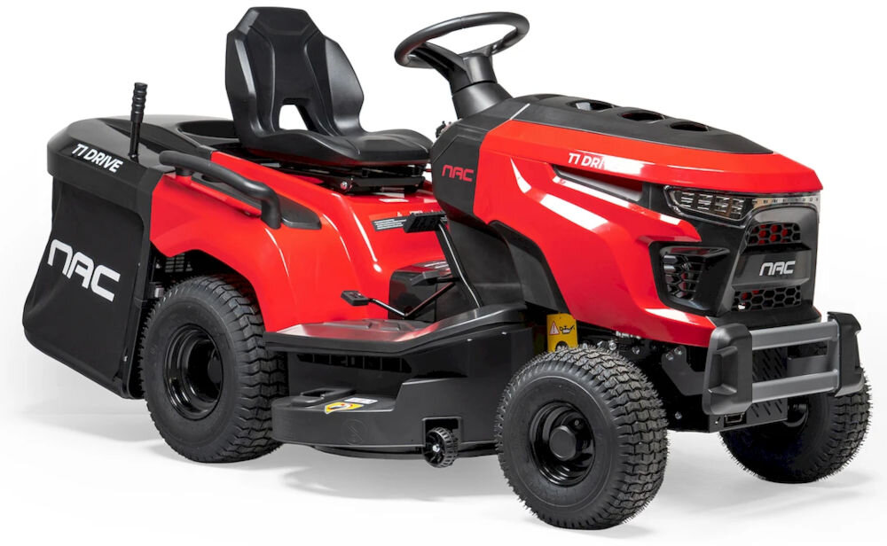 Czerwony traktor ogrodowy z czarnym siedzeniem i kierownicą, posiada logo \'NAC\' oraz napis \'T1 DRIVE\'.