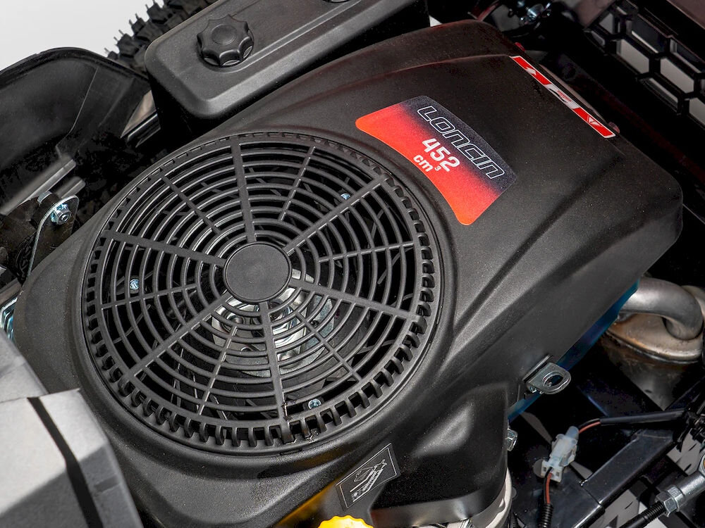 Zdjęcie przedstawia silnik z widocznym napisem \'Loncin 452 cm³\' na obudowie. Widać również kratkę wentylacyjną i elementy mechaniczne wokół silnika.