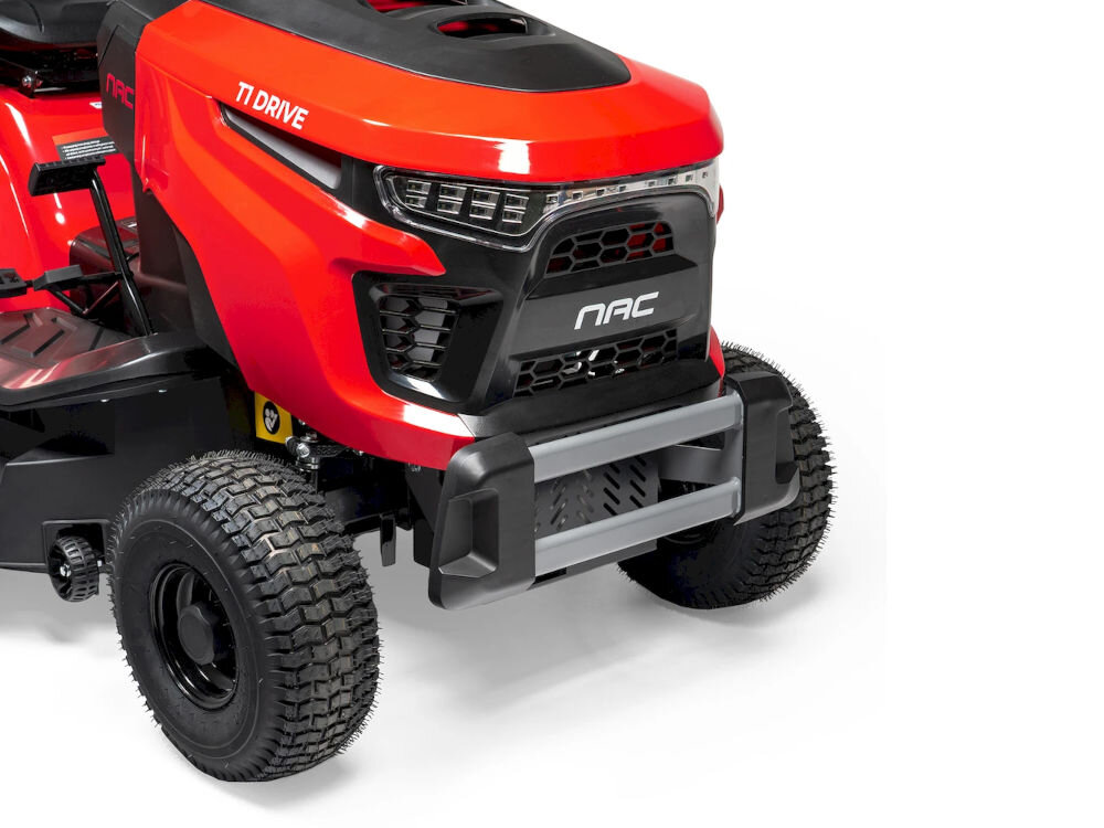 Czerwony traktor ogrodowy z widocznym logo \'NAC\' na przodzie oraz napisem \'T1 DRIVE\' na masce. Posiada duże, terenowe opony i solidny zderzak.