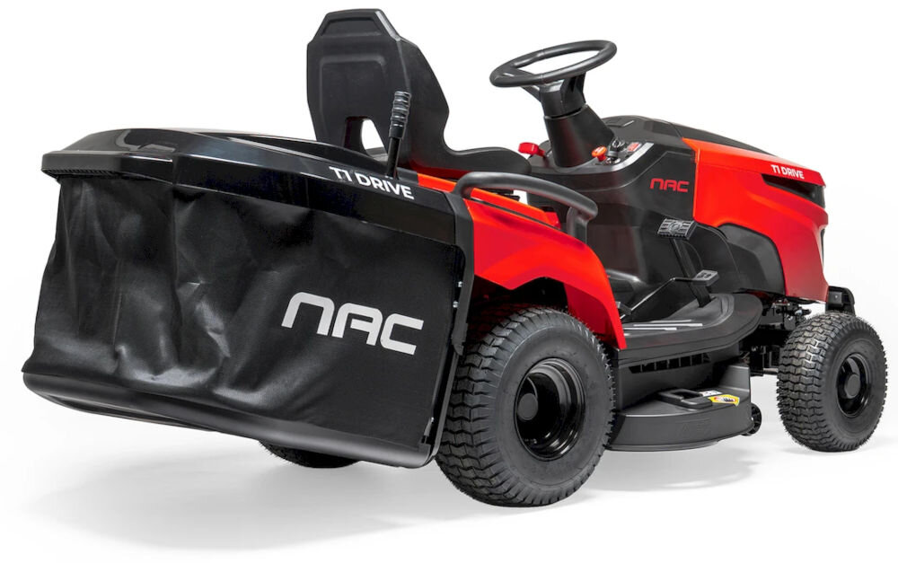 Czerwono-czarny traktor ogrodowy z dużym koszem na trawę, na którym widnieje logo \'NAC\'. Na masce znajduje się napis \'T1 DRIVE\'.