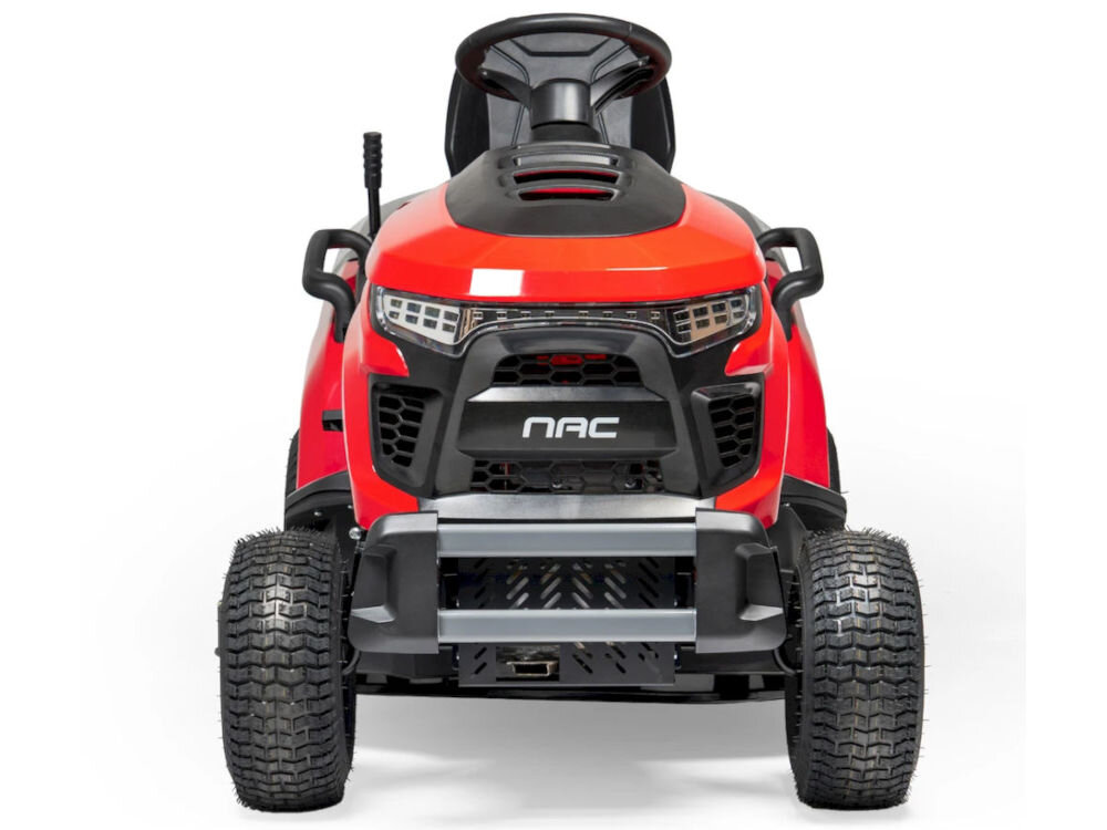 Czerwony traktor ogrodowy z widocznym logo \'NAC\' na przodzie, posiada duże opony i kierownicę.