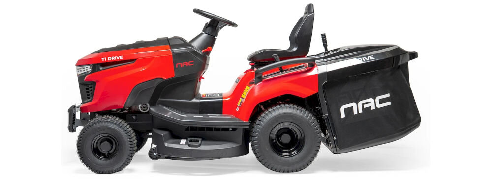 Czerwony traktor ogrodowy z czarnym siedzeniem i koszem na trawę z napisem \'NAC\'. Na masce widoczny jest napis \'T1 DRIVE\'.
