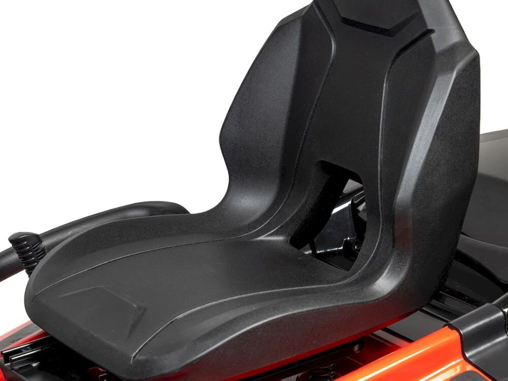 Traktor ogrodowy NAC TR86-352L-RC-NO Loncin 860mm 7.65kW, profilowany, fotel operatora, uchwyt, na napój, Czarny fotel traktora ogrodowego z bliska.