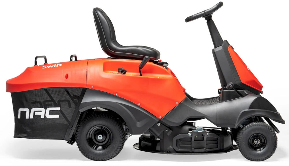 Na obrazie widoczny jest traktor ogrodowy w kolorze czerwonym z czarnym siedzeniem i kołami. Na boku znajduje się napis \'NAC\'.