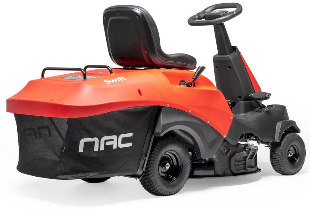 Czerwony traktor ogrodowy z czarnym siedzeniem i kierownicą, z widocznym logo \'NAC\' na czarnej osłonie. Na górnej części obudowy znajduje się napis \'Swift\'.